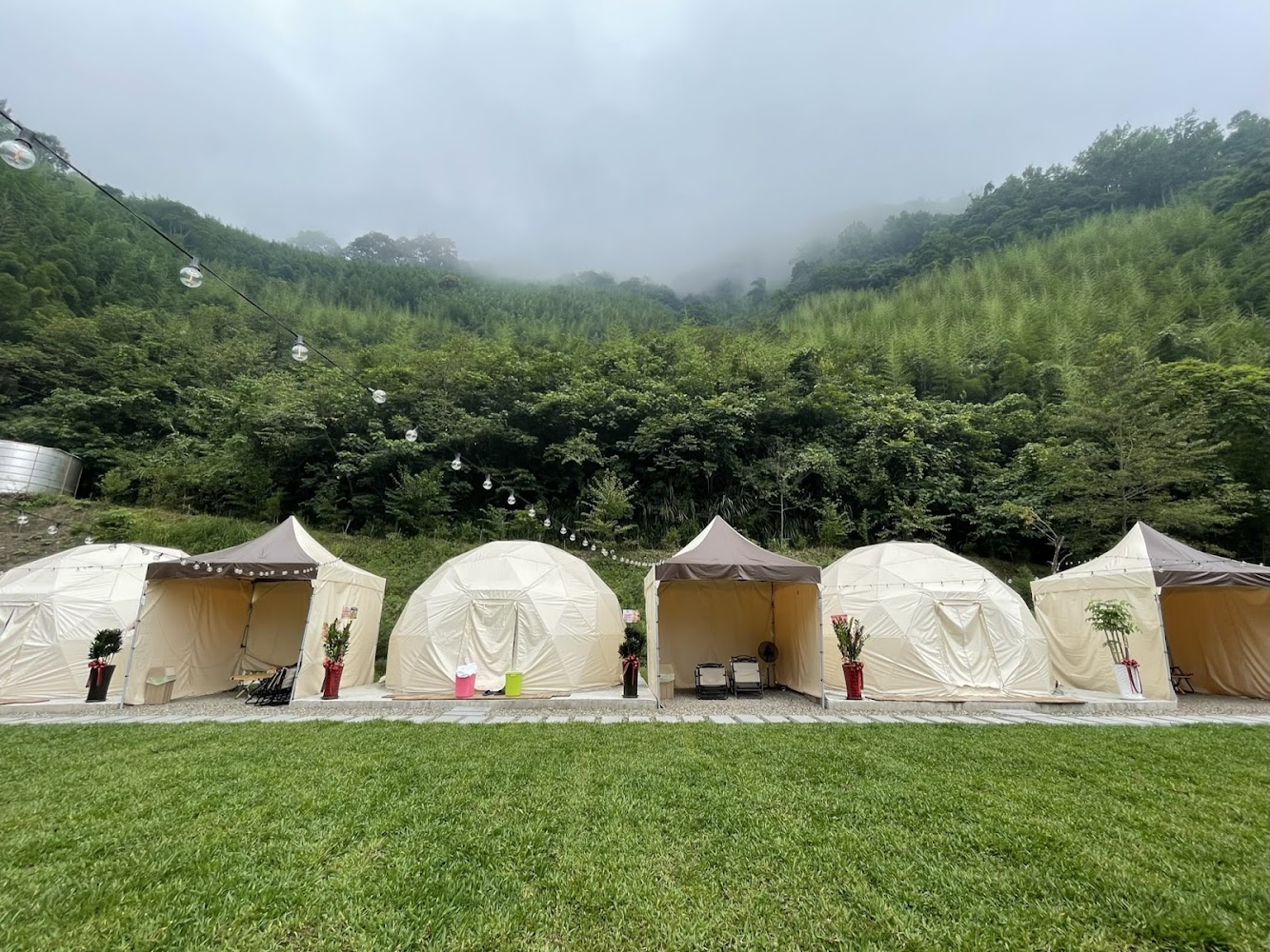 悠野露營區山林中的豪華帳篷與草地