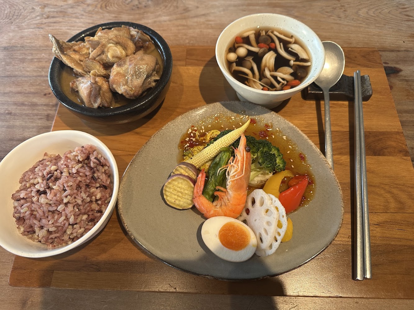 多樣化餐點，包括紫米飯、燉雞肉、蔬菜與蝦仁拼盤，以及蘑菇藥膳湯