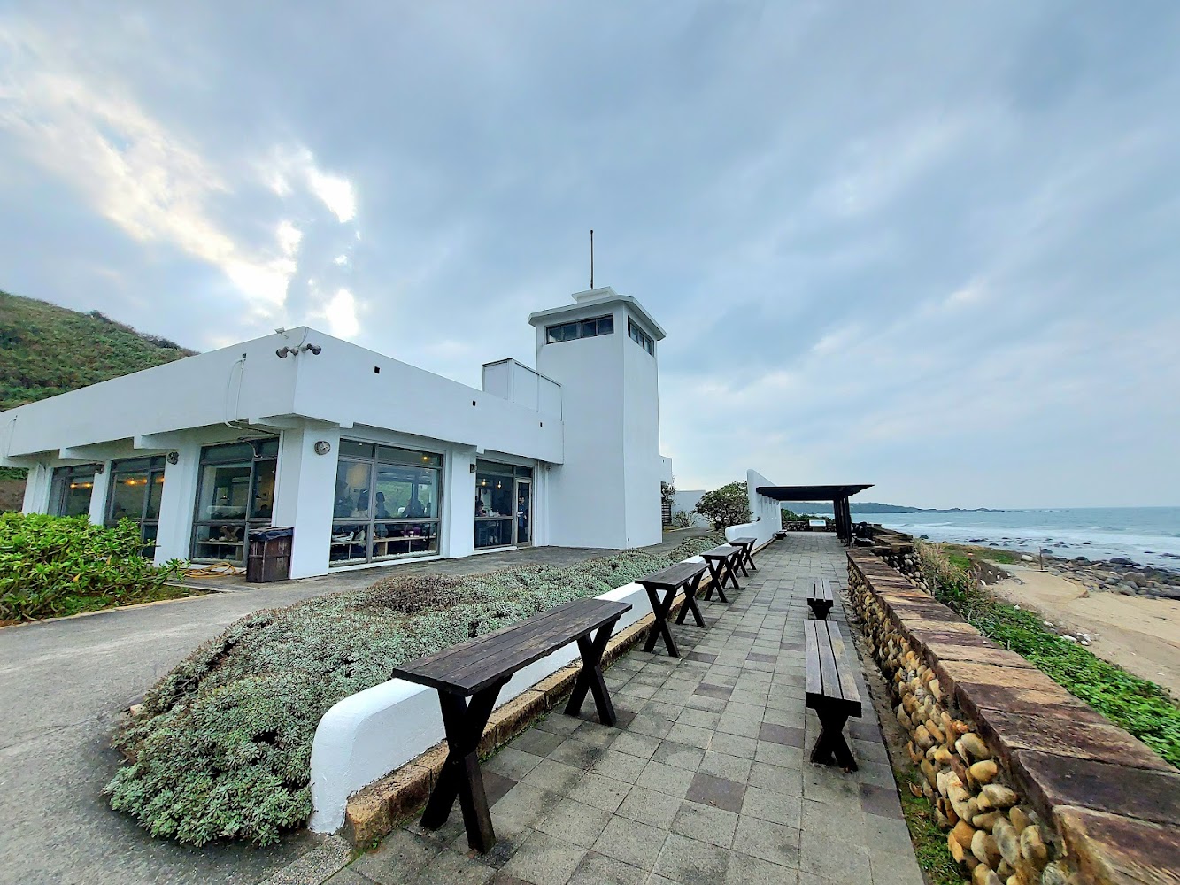 海岸座椅與白色建物周邊空間