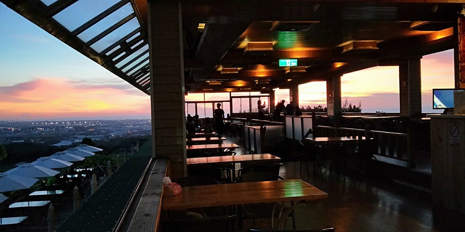 星海之戀咖啡館大面玻璃窗與夕陽景色