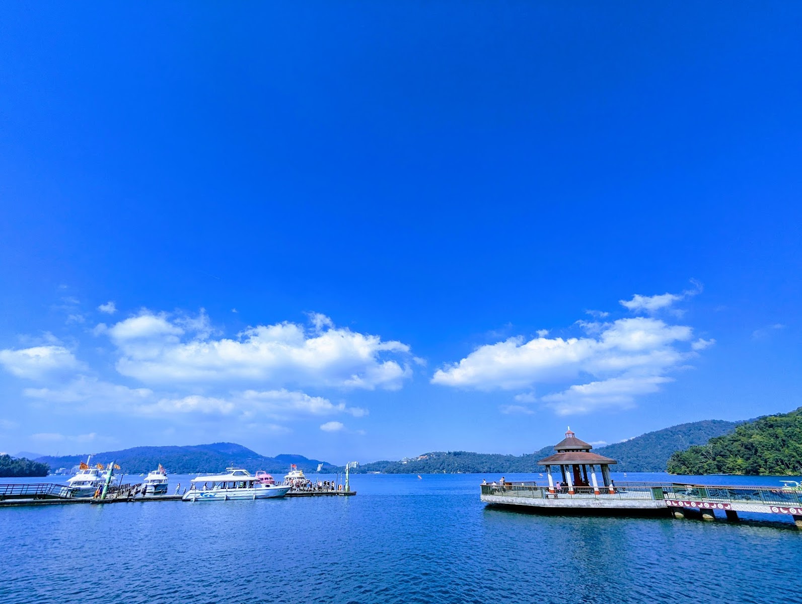 伊達邵碼頭晴天湛藍天空，遊輪停靠，傳統涼亭伸入湖心