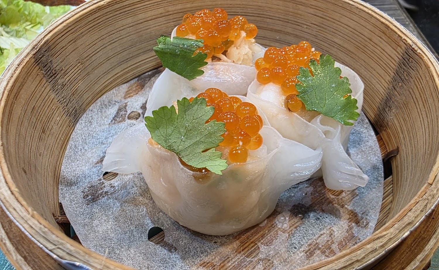 魚子燒賣放在蒸籠內，外型精緻鮮美