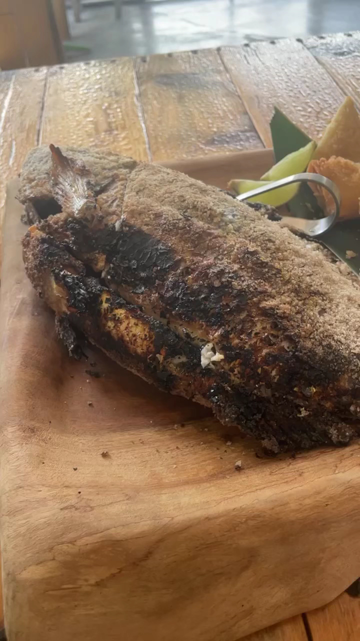 海人上菜另一道鹽烤魚搭配檸檬與蔬果