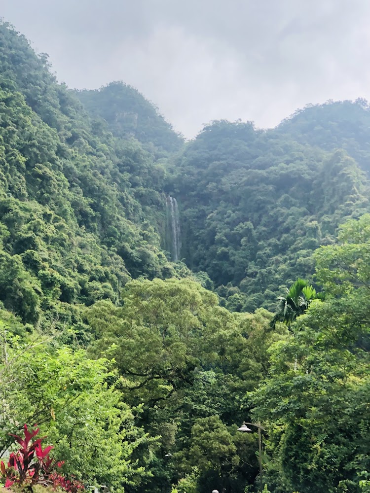 三角崙山遠眺山谷瀑布景色
