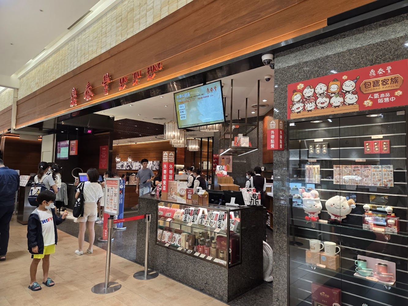 鼎泰豐台中店門口與排隊人潮