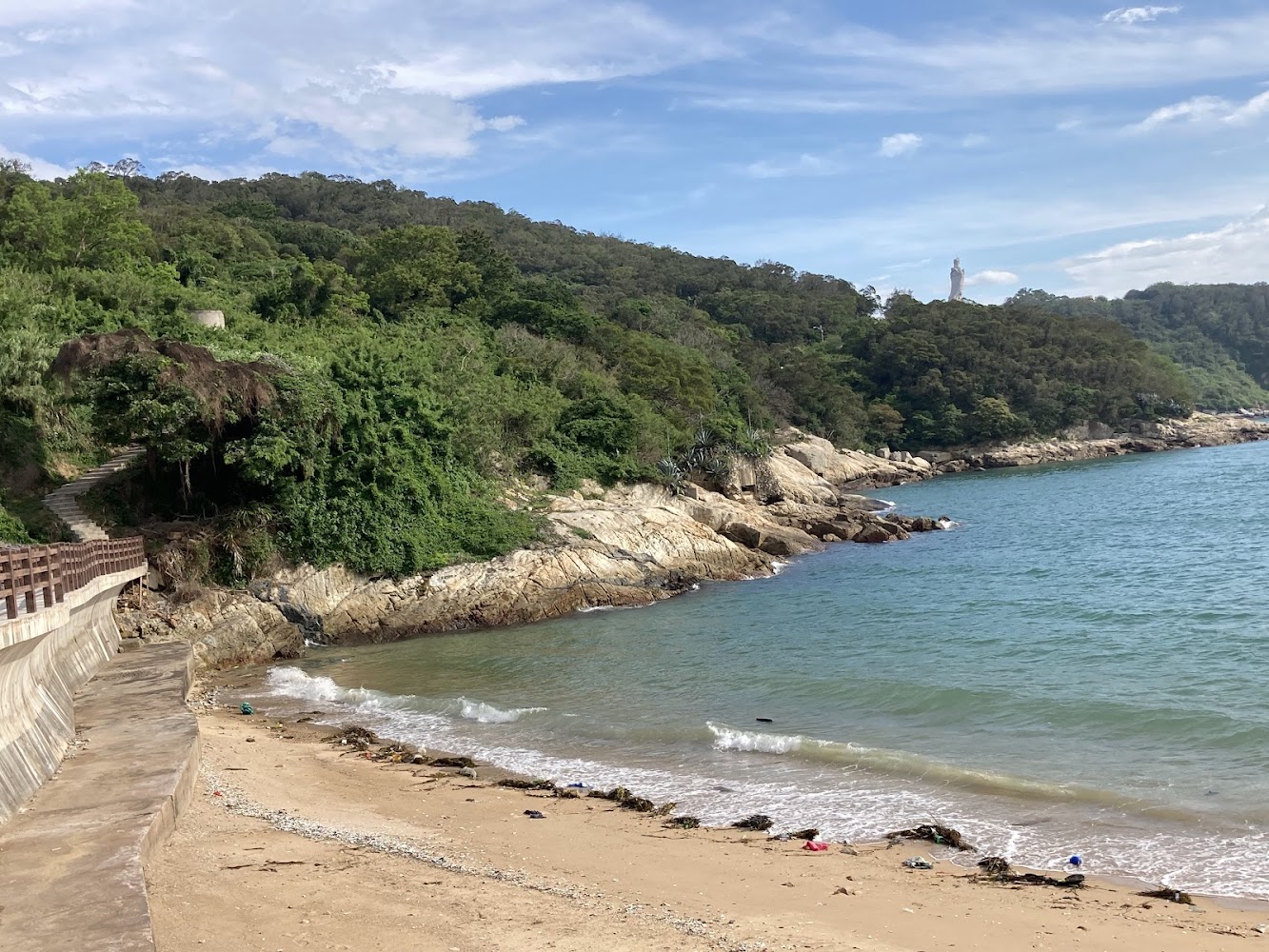 南竿海邊步道與山頂雕像景色