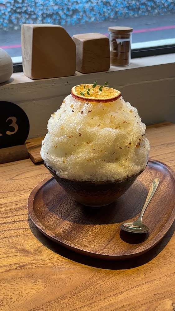 裏萊簡約風雪花冰上有乾燥檸檬片與香料裝飾