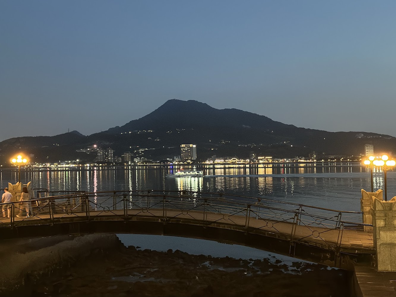 淡水夜色拱橋與水岸景觀