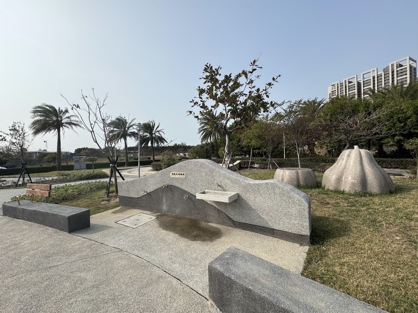 梧棲漁寮公園洗手台與休憩石椅
