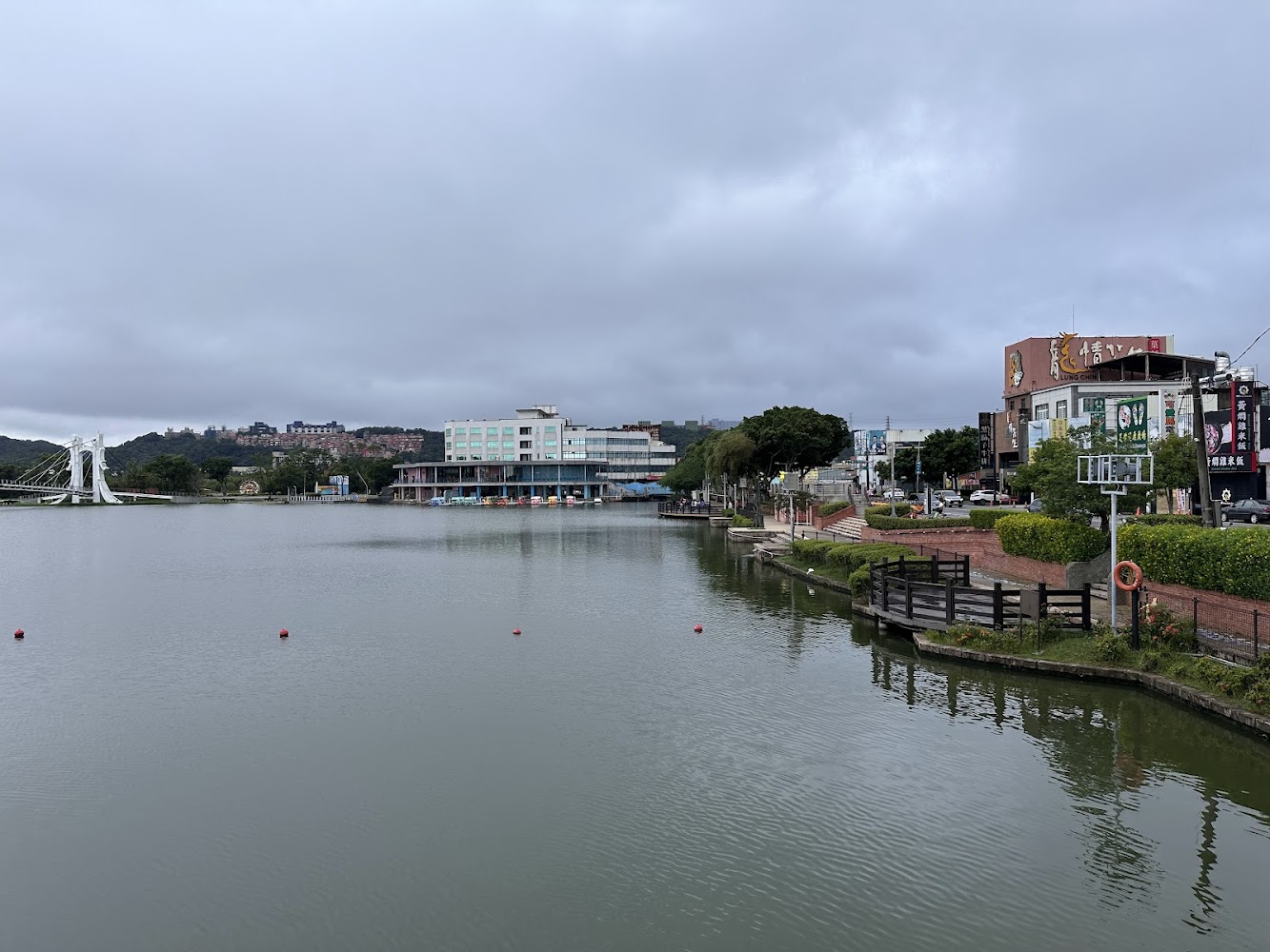 龍潭大池湖泊周邊餐廳與步道景觀