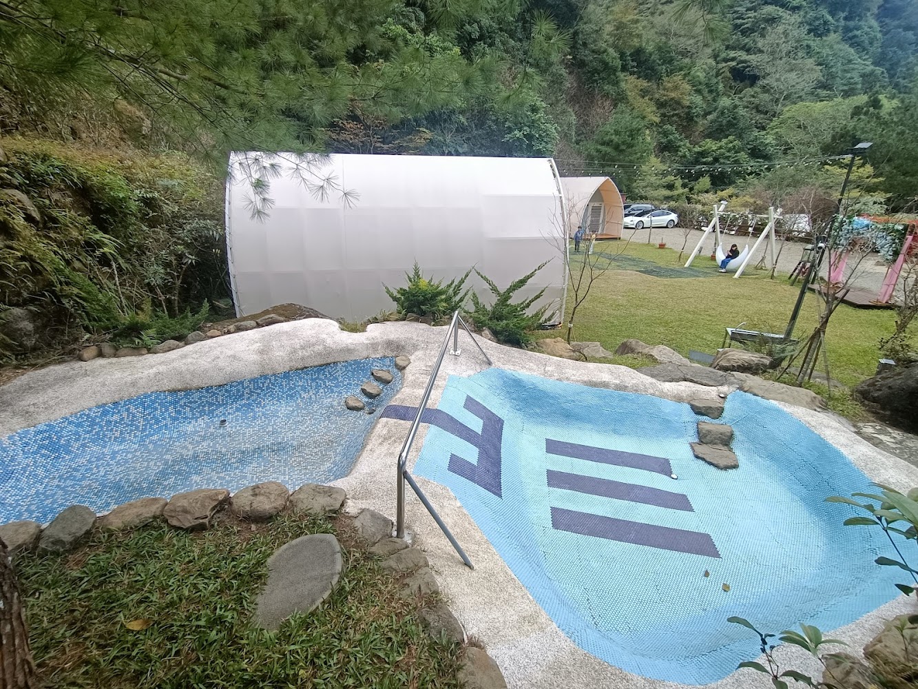 山川密境露營區戶外草地與園區視野