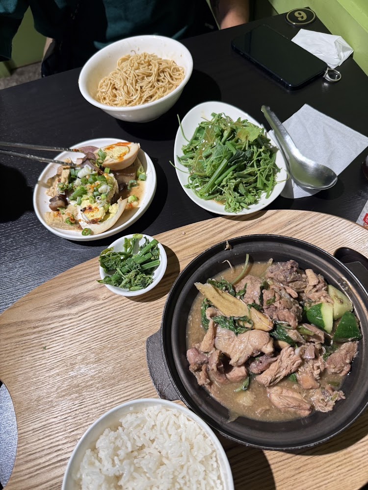 喬治麵鋪整桌餐點包含白飯滷肉鍋麵與滷味