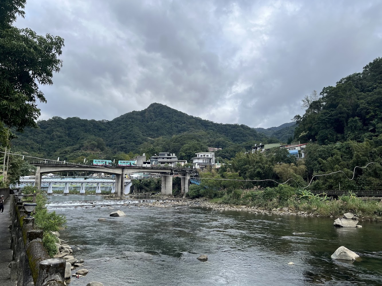 河岸步道與遠方橋樑景色