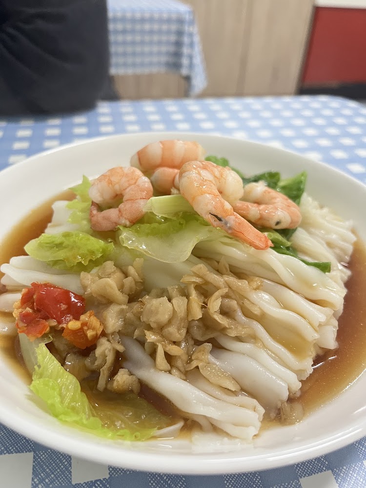 鮮蝦腸粉搭配蔬菜與醬汁