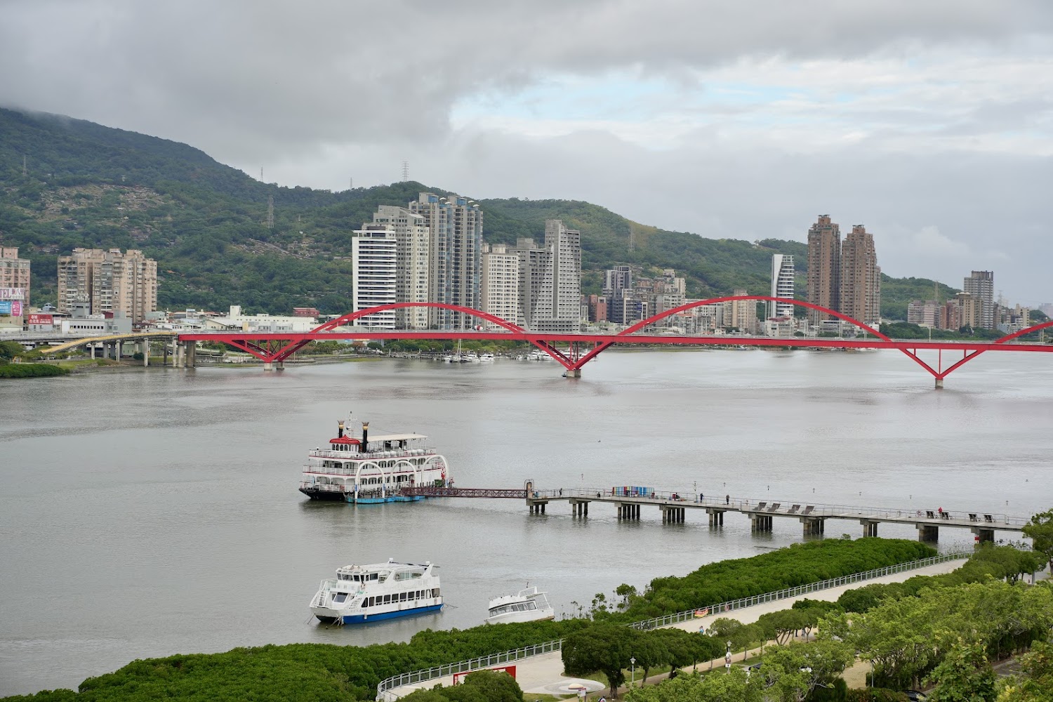 關渡大橋與碼頭觀光船景色