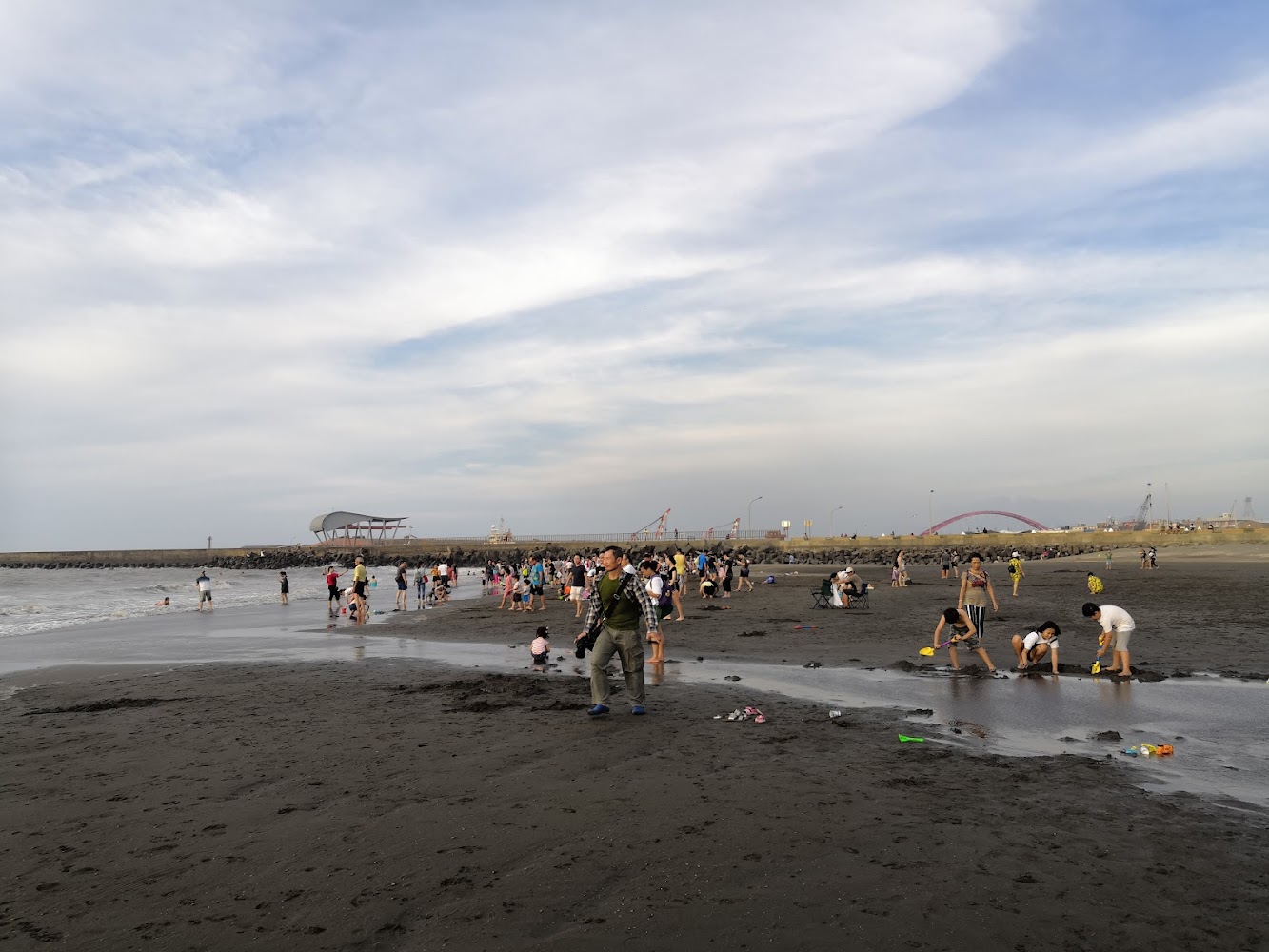竹圍海水浴場南灘沙丘熱鬧海灘景色