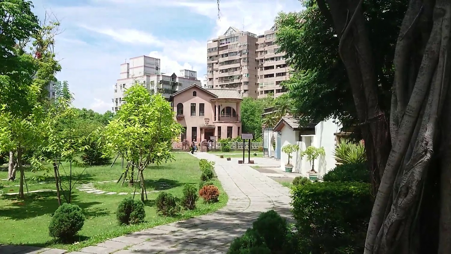 一德洋樓外觀草地與高樓