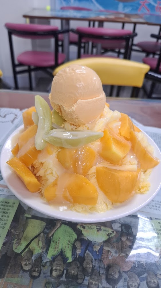 一碗芒果雪花冰搭配果凍與冰淇淋