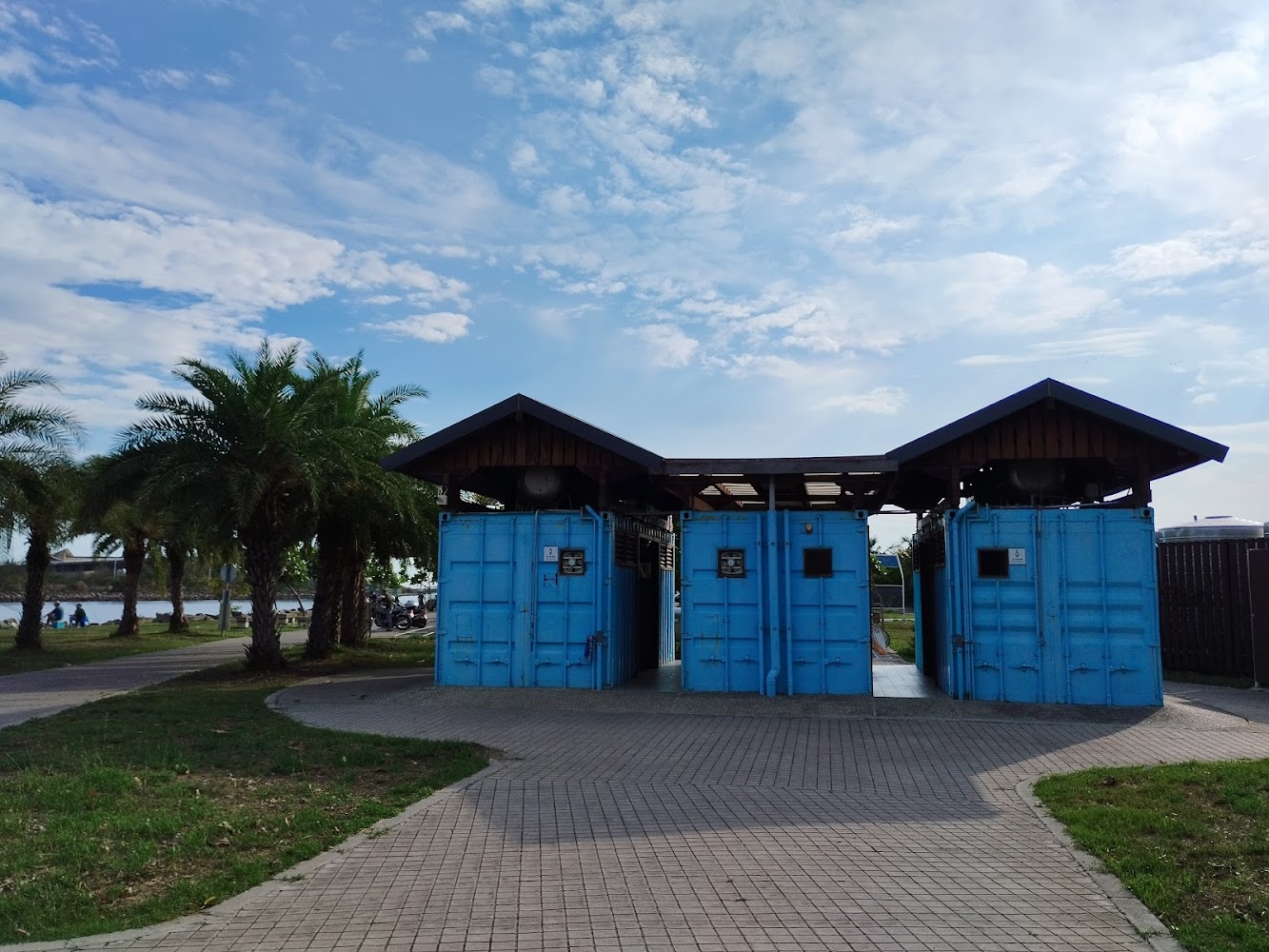 藍色貨櫃公用廁所與步道綠地