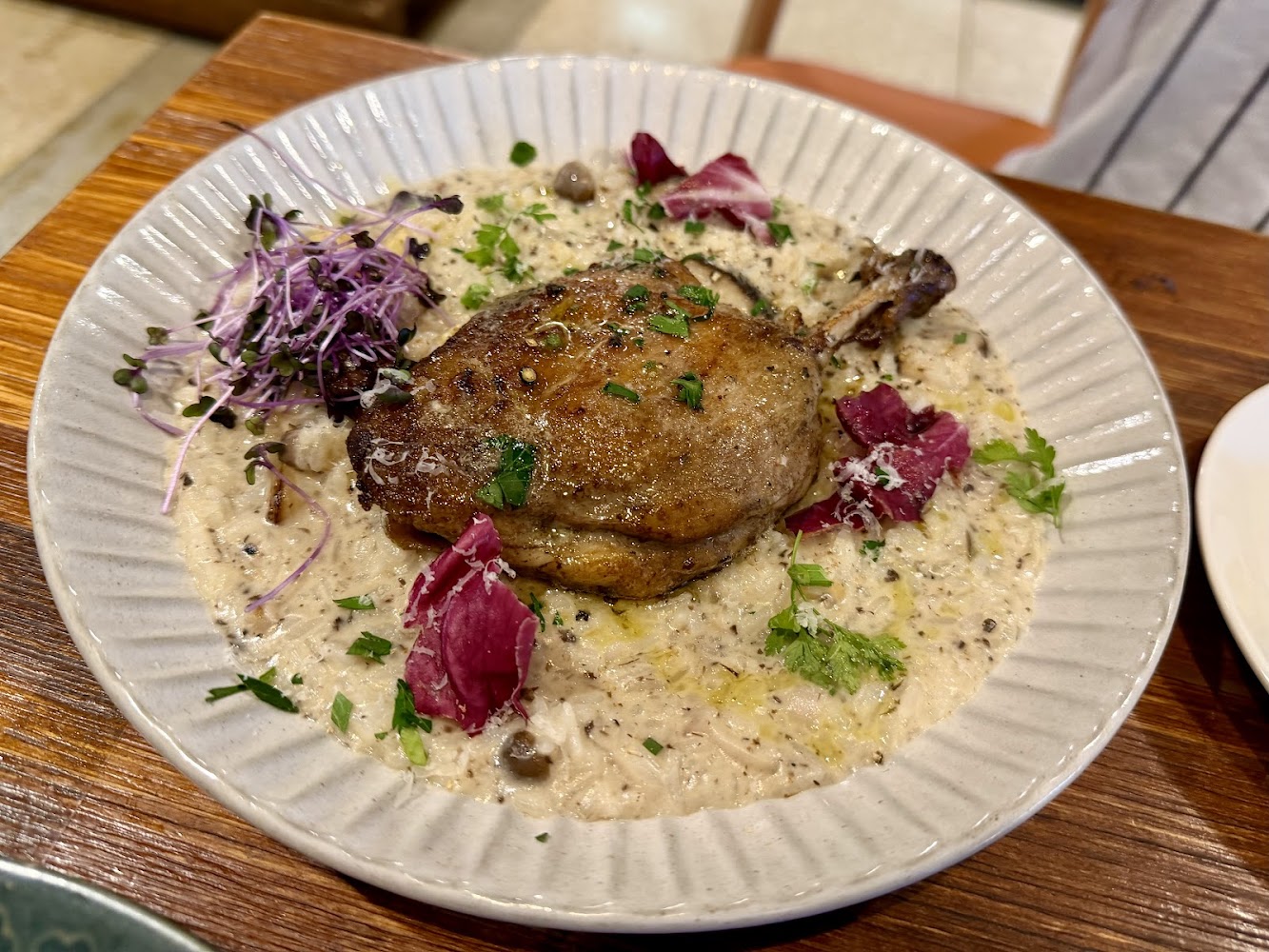 香煎鴨腿搭配奶油松露燉飯與配菜