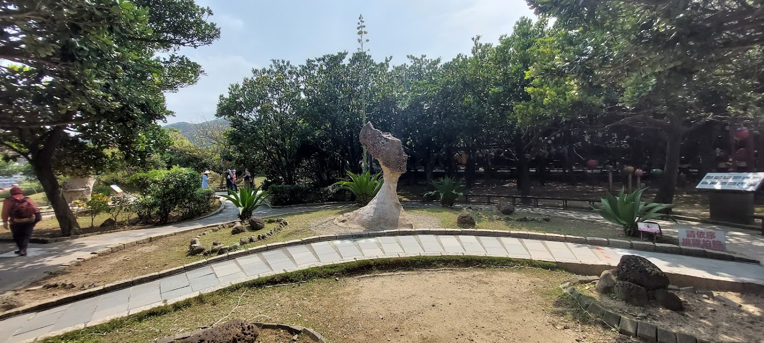 公園景觀步道與特殊岩石及綠樹