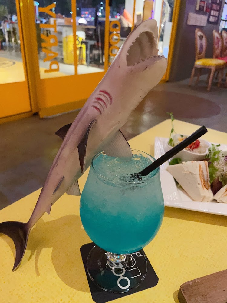 海洋微光藍色調酒與鯊魚裝飾