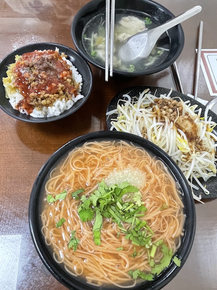 一碗麵線湯、一碗餛飩湯、一份滷肉飯與豆芽菜的小吃組合