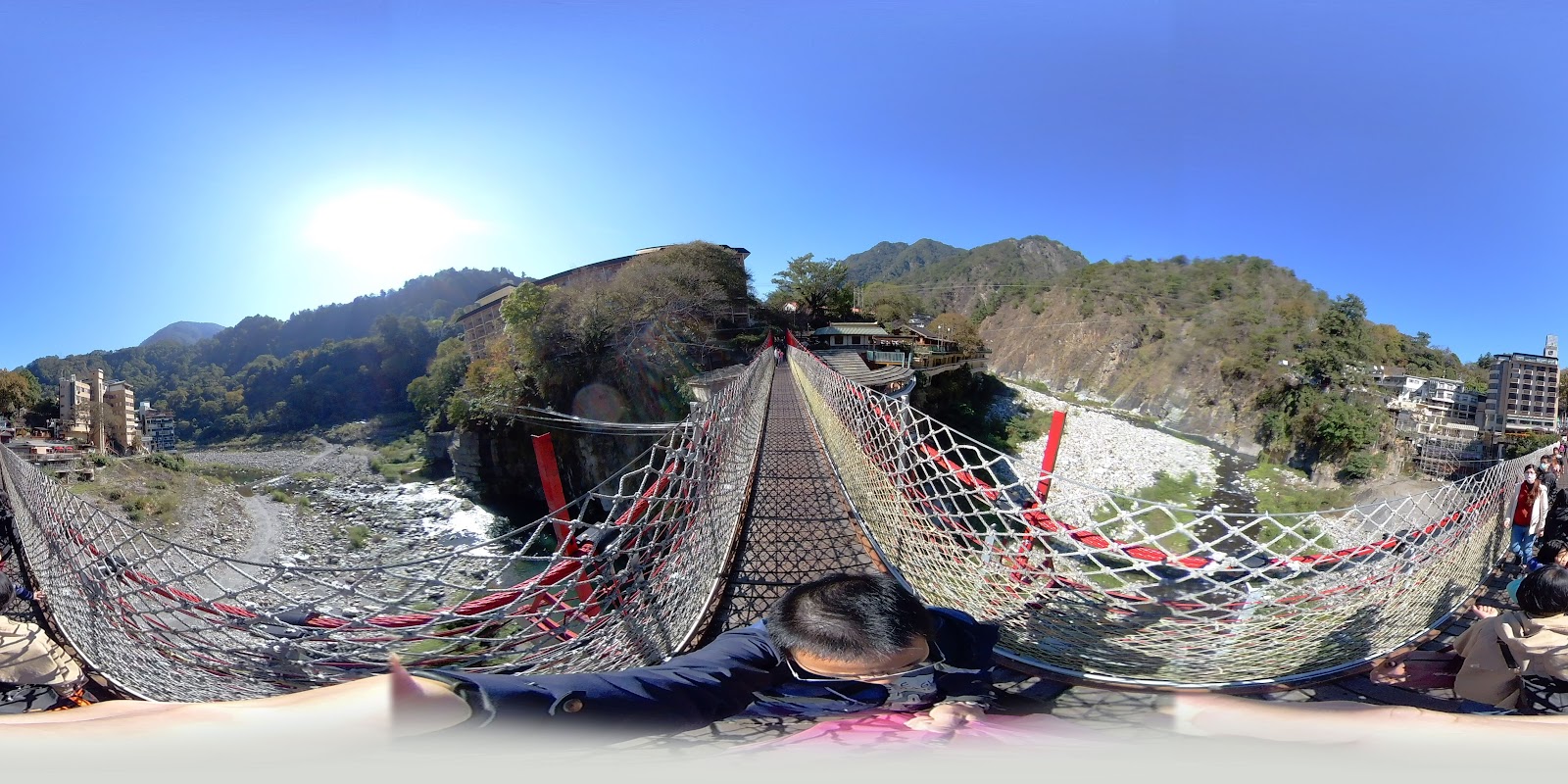 谷關吊橋上360度全景,金屬網橋面,紅色欄杆,大甲溪兩岸山谷