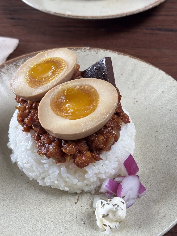 滷肉燥與半熟蛋的精緻飯食
