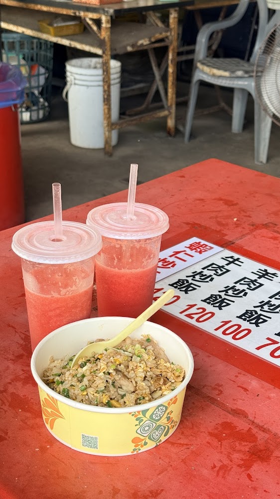 紅色桌面上有兩杯飲料與一碗炒飯