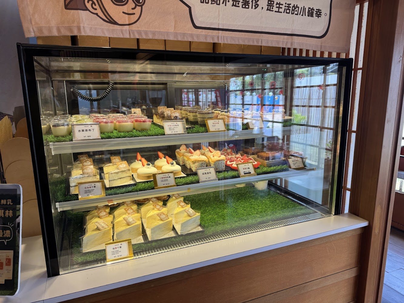 甜點櫃裡擺著各式蛋糕、奶酪、布丁與千層甜點