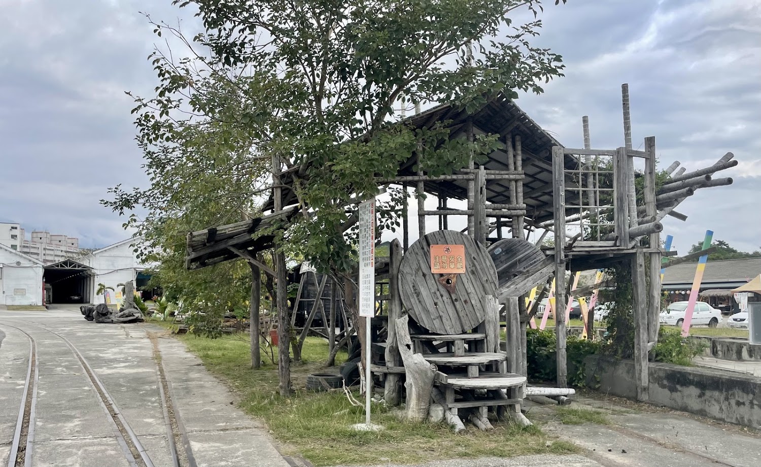 原木搭建木造小屋與樹蔭