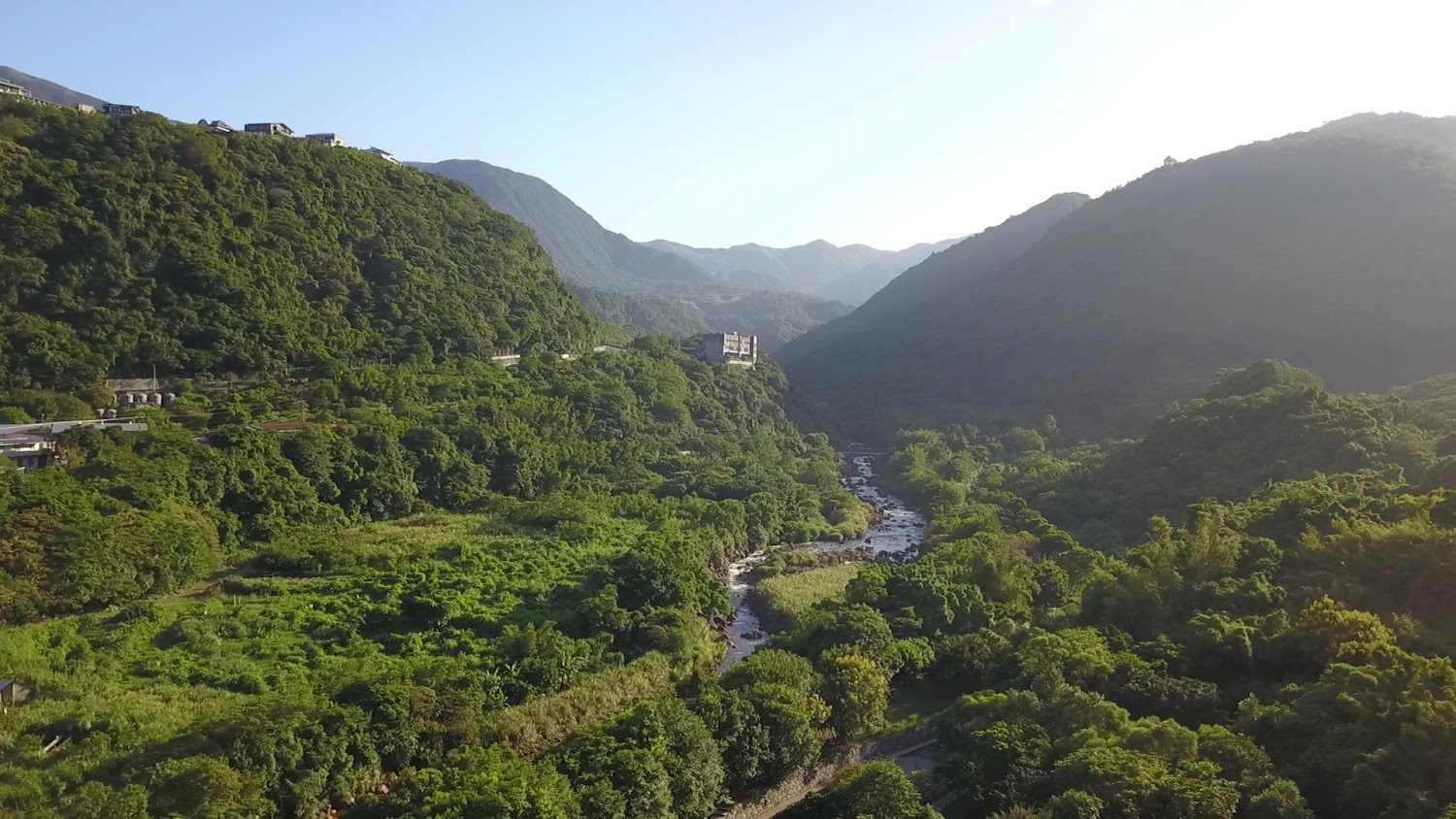 磺溪頭清水園區山谷河流全景