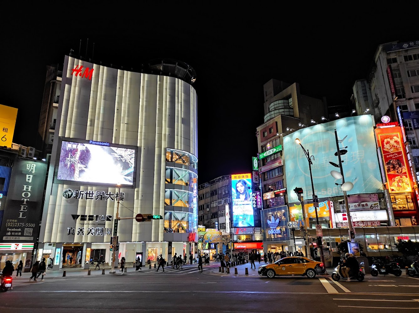 夜晚繁華商圈與品牌店鋪霓虹燈景