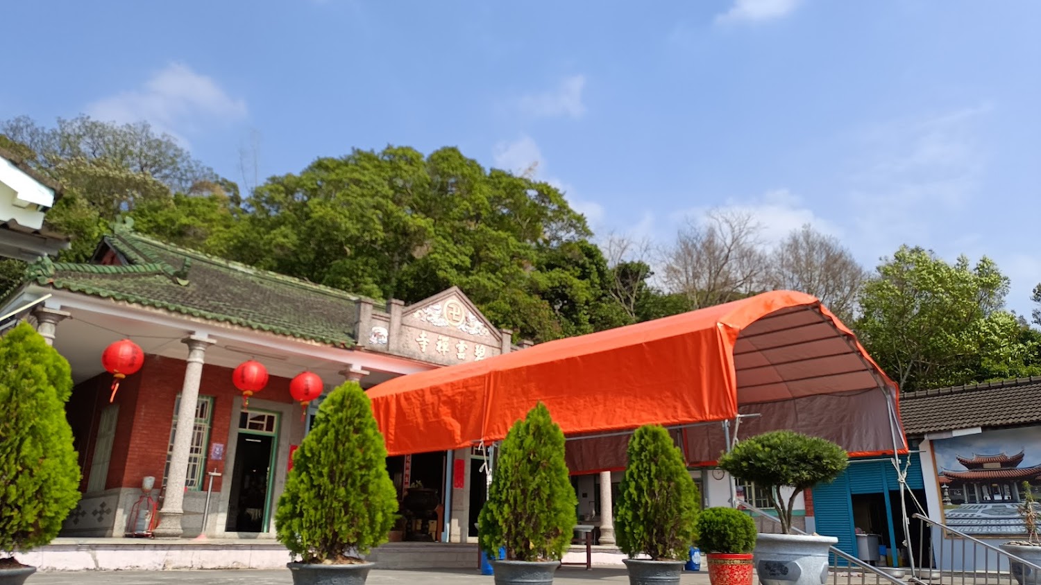 綠瓦屋頂寺廟與紅燈籠