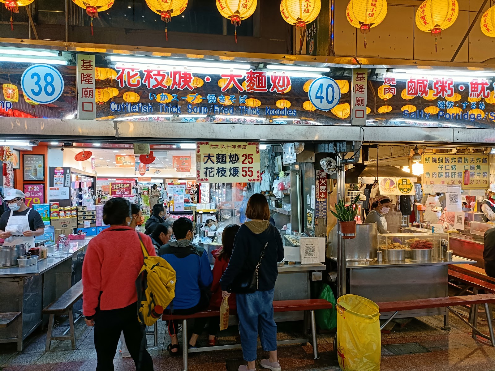 基隆廟口花枝焿大麵炒,濃郁焿湯配大塊花枝