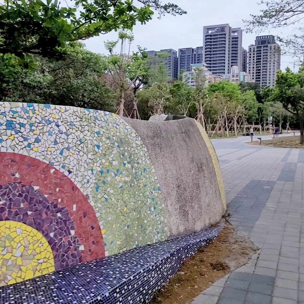 馬賽克彩繪牆面與步道