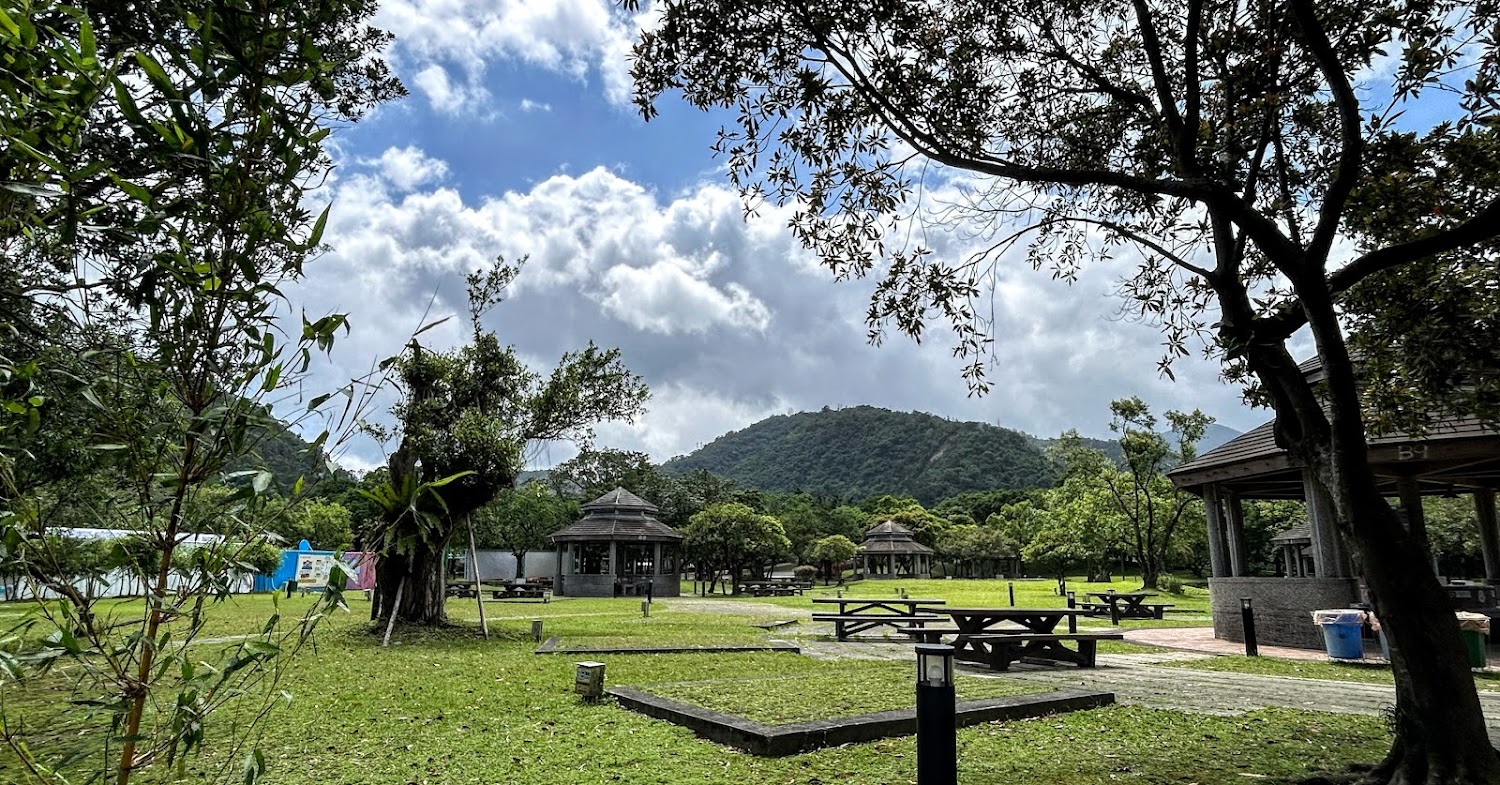 綠色博覽會美食區附近草地與野餐座位環境