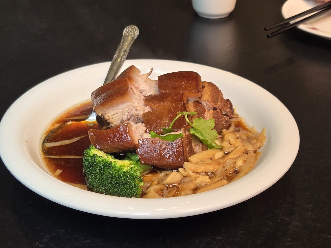 客家本色竹北店紅燒肉搭配花椰菜與竹筍絲