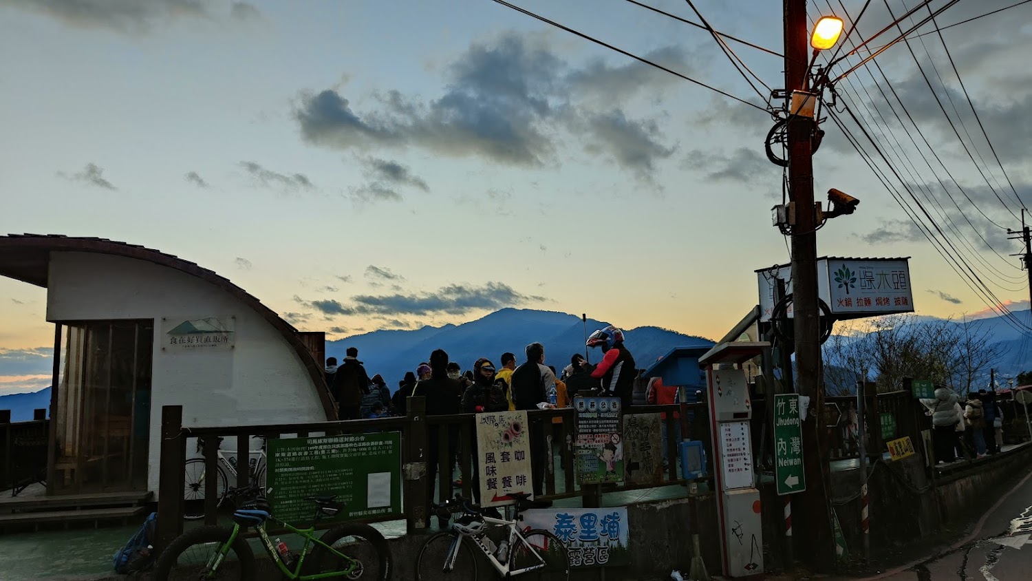 傍晚宇老觀景台聚集遊客與單車