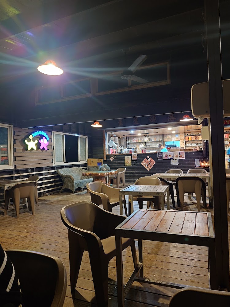 星星部落景觀咖啡木地板與櫃台座位區