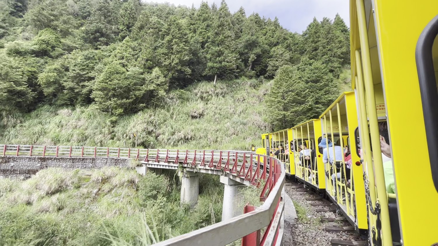 小火車行駛在彎曲高架鐵道上