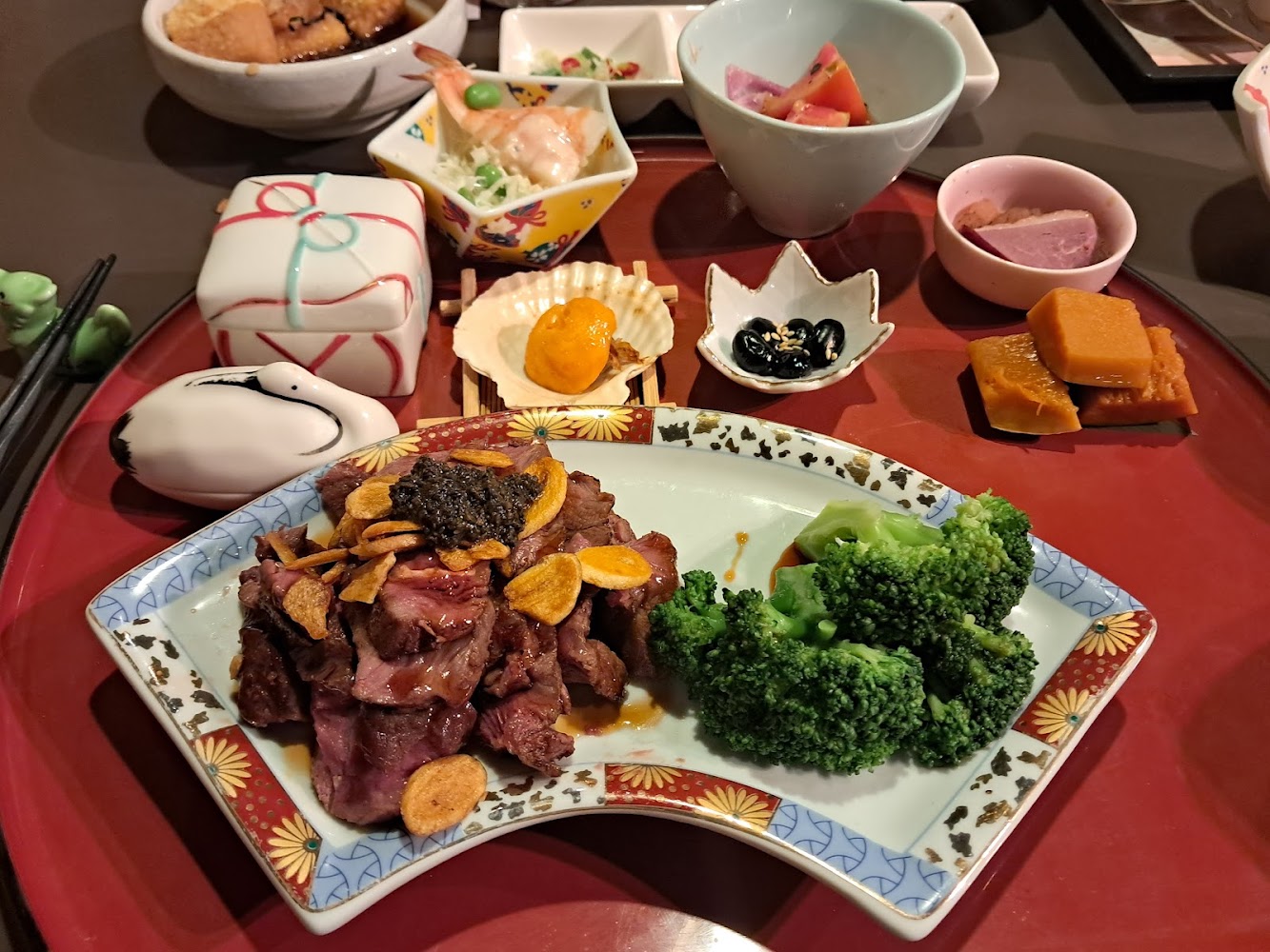 精緻日式牛排套餐與多樣小菜