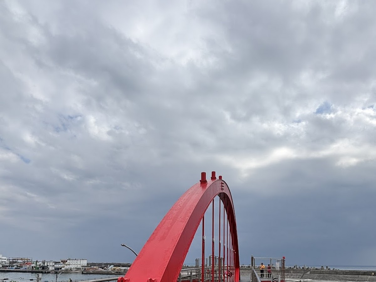 花蓮港景觀橋紅色拱橋，仰角拍攝，藍天白雲