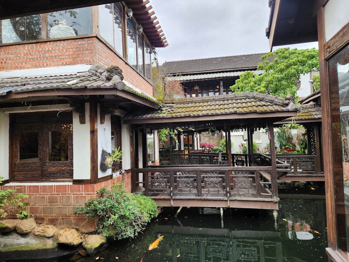 友竹居茶藝館中式橋景與錦鯉池