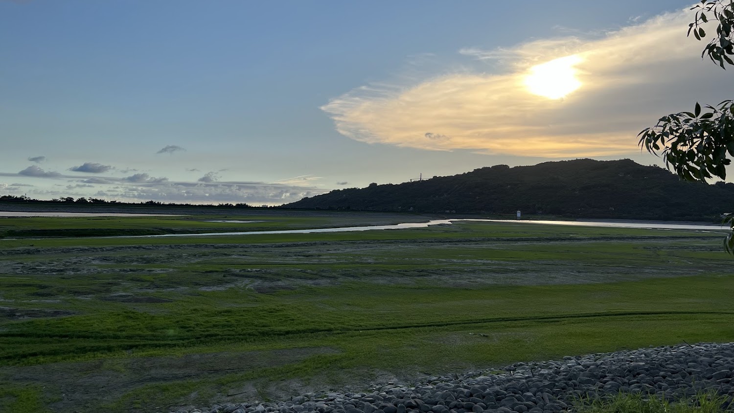 翠綠草原河流與夕陽光影