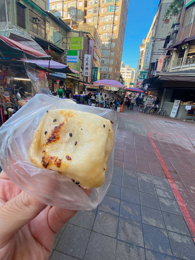 排隊水煎包手拿煎包特寫