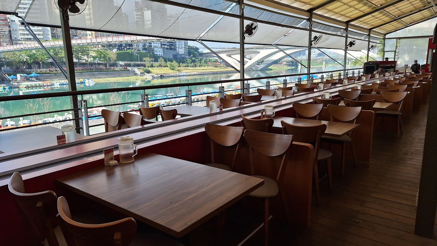 碧潭臨河景觀餐廳可看到河流橋樑與城市建築
