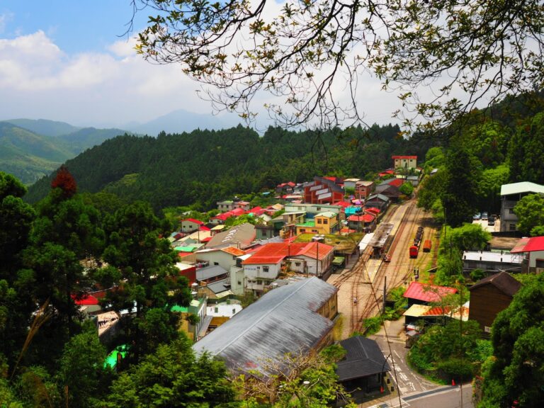 阿里山奮起湖老街山城鳥瞰全景，層疊山巒與茶園景觀