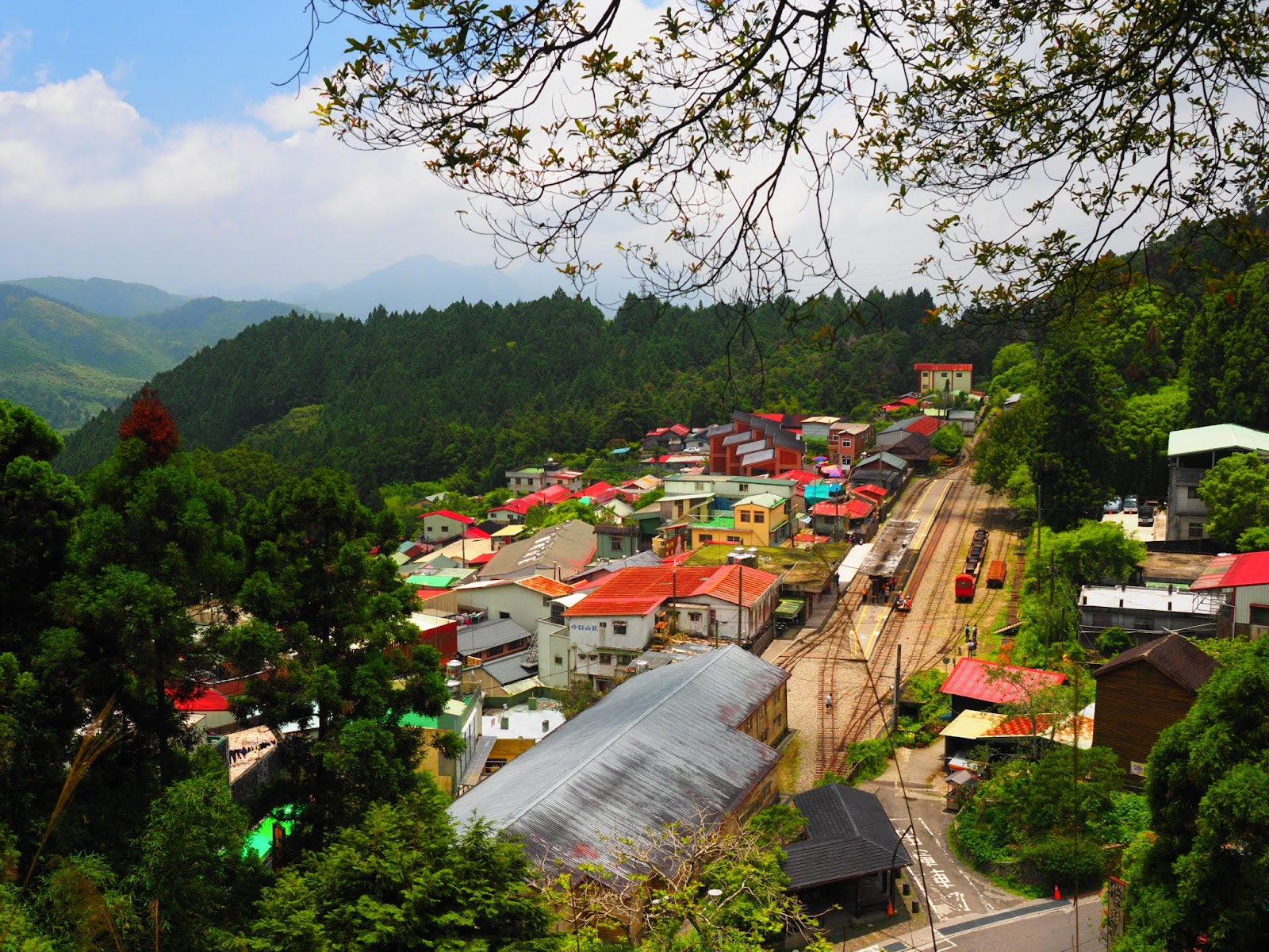 阿里山奮起湖老街山城鳥瞰全景，層疊山巒與茶園景觀